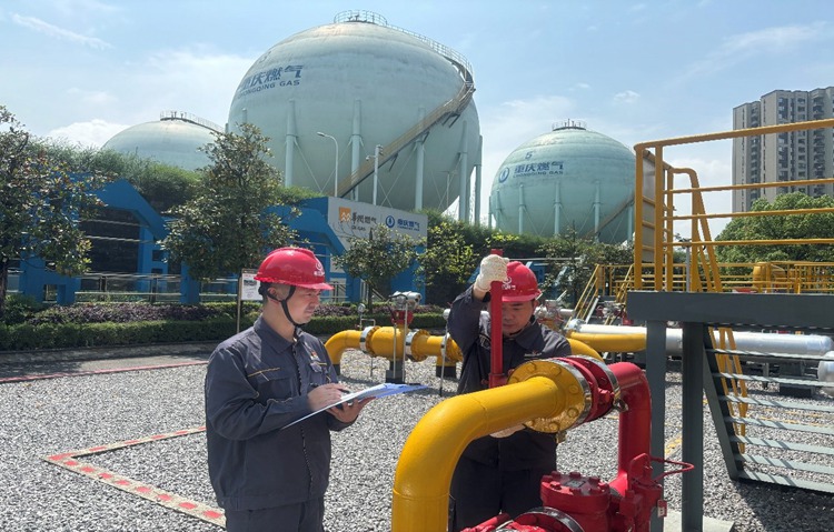 輸配分公司頭塘儲配站員工在工藝區巡檢設備。重慶燃氣集團供圖