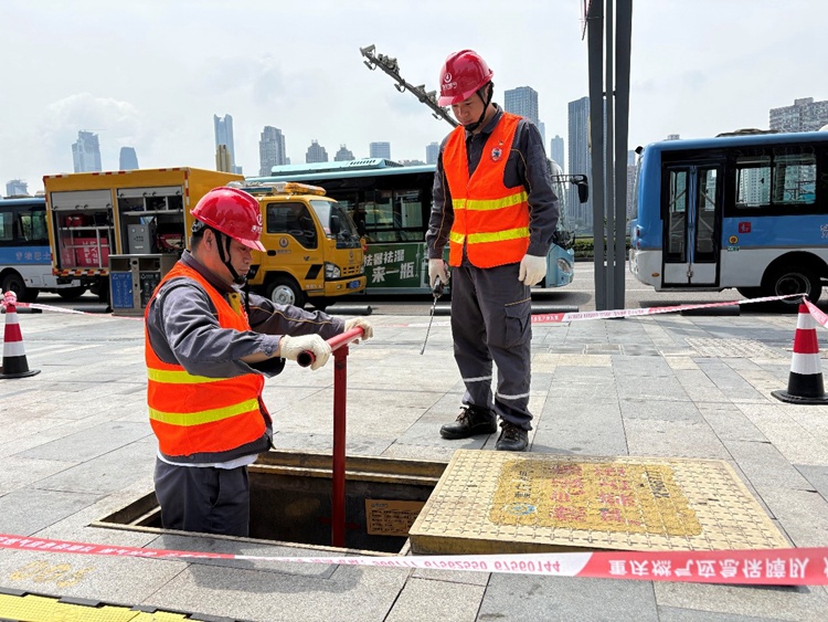 輸配分公司應急搶險保障隊員在鎏嘉碼頭檢查閥井運行情況。重慶燃氣集團供圖