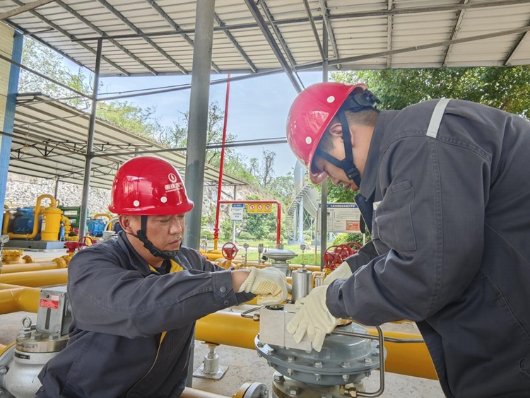 重慶燃氣集團北碚分公司文星灣儲配站設備維修人員正對調壓器等關鍵設備和設施進行細致的維護保養，確保供氣壓力的平穩運行。重慶燃氣集團供圖
