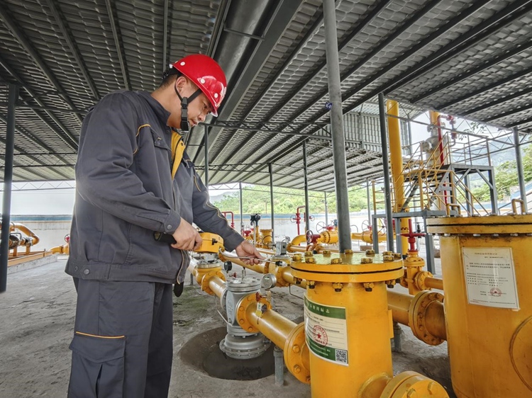 重慶燃氣集團北碚分公司文星灣儲配站員工在新槽房調壓計量站對在運過濾器進行濾芯清洗、維保工作。重慶燃氣集團供圖