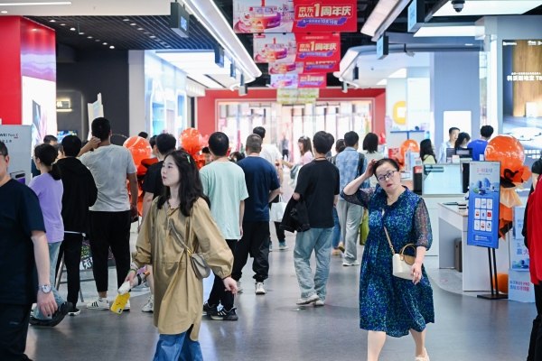 市民在重慶京東MALL購物。主辦方供圖