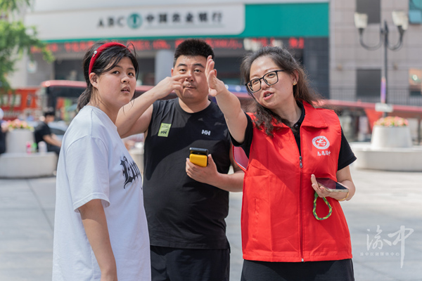 志愿者為游客們提供志愿服務。羅云希攝