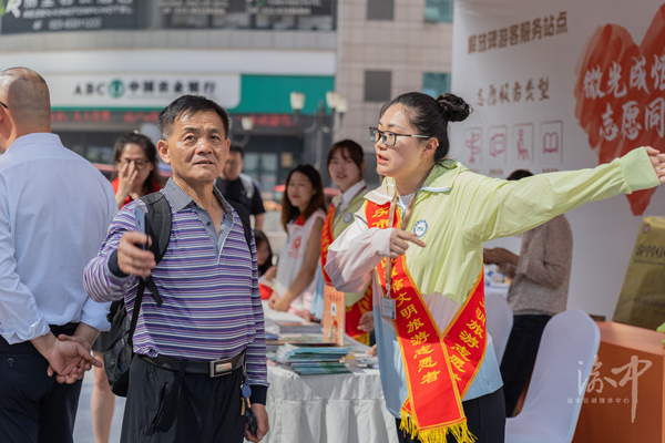 志愿者為游客們提供志愿服務。羅云希攝