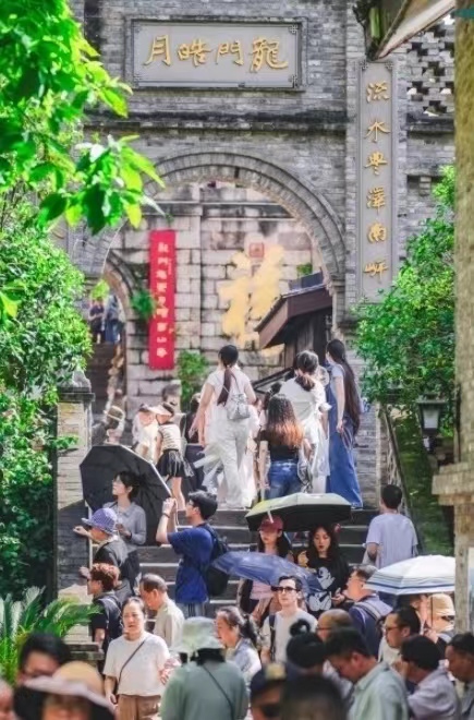假期里游客們逛街。龍門浩老街供圖