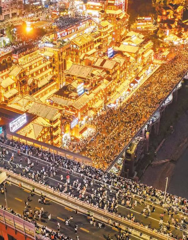 五一期間洪崖洞游人如織布。張錦輝攝/視覺重慶