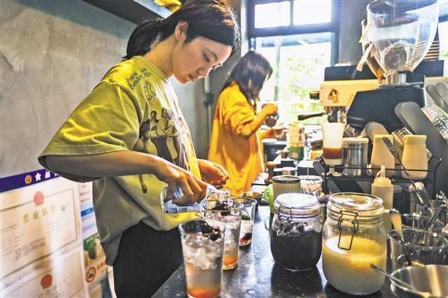 4月25日，南岸區下浩里幼鳥咖啡，咖啡師在制作飲品。記者 尹詩語 攝/視覺重慶