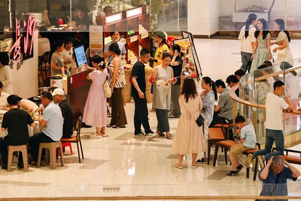 商圈里人流如織。渝北區商務委員會供圖