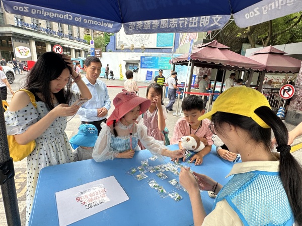 志愿者為游客提供服務。楊家坪街道供圖