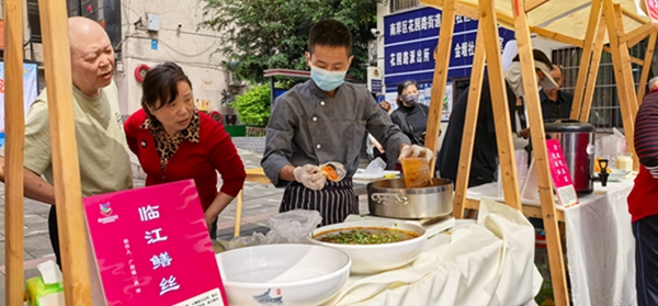 居民群眾共同品鑒南岸美食。舒永兵攝