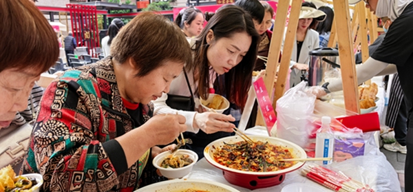居民群眾共同品鑒南岸美食。舒永兵攝