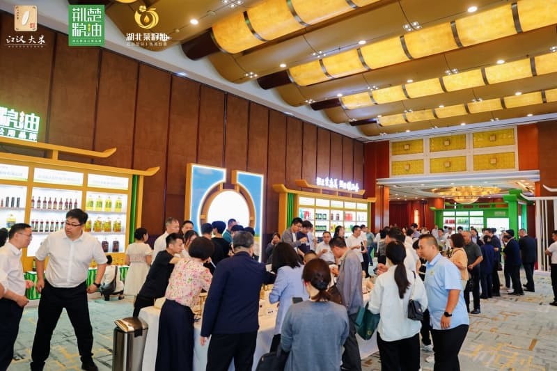 美食品鑒區吸引現場嘉賓駐足品鑒。