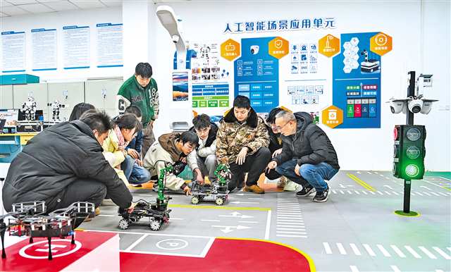 我市高校推動人工智能賦能專業建設，打造一流“人工智能+”專業體系。圖為重慶移通學院（合川校區）老師指導人工智能專業學生調試優化智能車算法。（資料圖片）記者 鄭宇 攝\視覺重慶