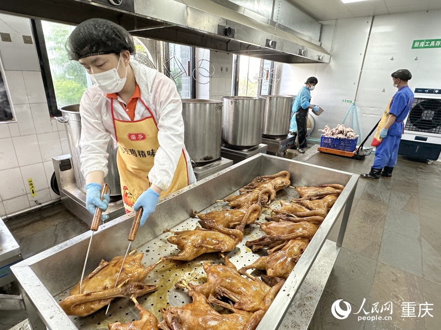 “鵝嫂”鹵鵝生產車間，工人將鹵制好的鹵鵝從鍋中取出冷卻。人民網記者 劉政寧攝
