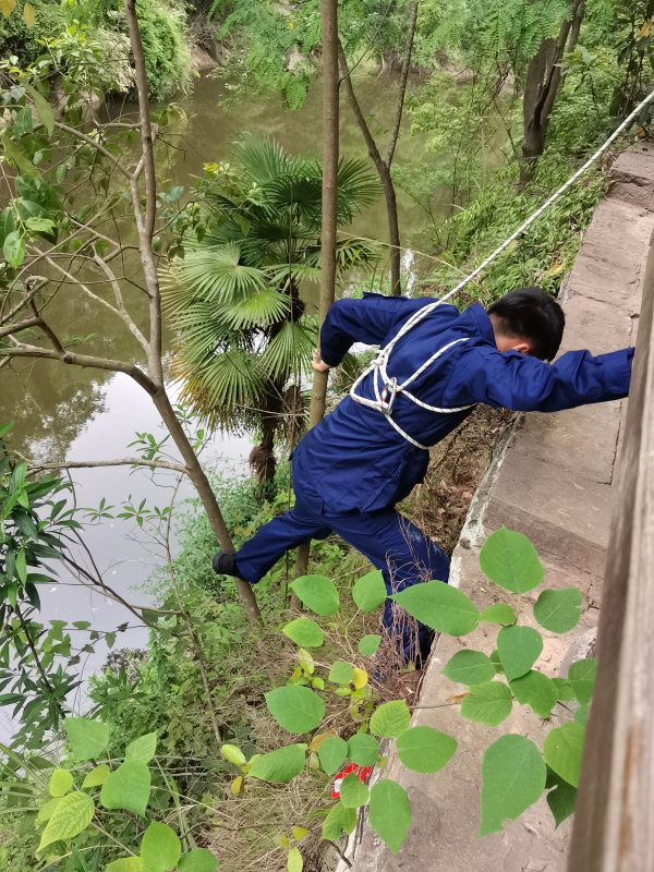 景區消防站工作人員撿拾手機。曾慶川攝