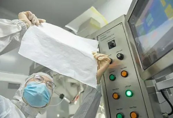 重慶生物智能制造研究院的科研人員對剛生產的可降解生物醫用材料進行初測。兩江協同創新區供圖