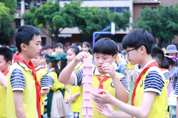 “小小建筑師”團隊賽比賽現場。張源攝