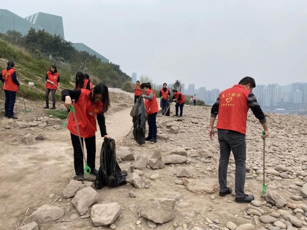 參與志愿服務活動。廈門銀行重慶分行供圖