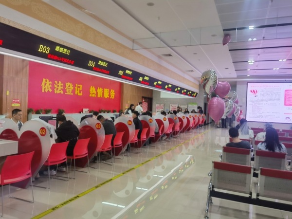 渝北區婚姻登記處大廳，新人正在辦理結婚登記手續。徐梅攝