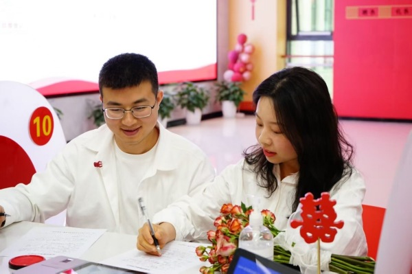 一對新人正在完成婚姻登記流程。徐梅攝