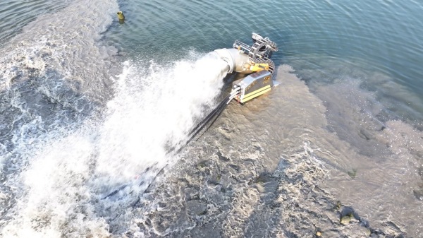 2025年防汛實戰化聯動演練現場，“龍吸水-3000型”正在進行排水作業。李孜棪攝