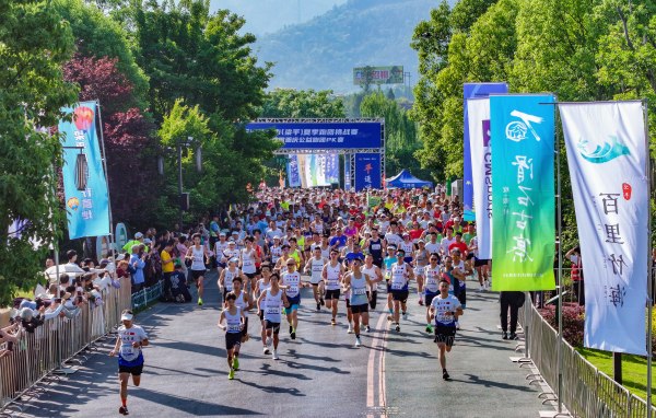 熱火朝天的奔跑場面。熊偉攝