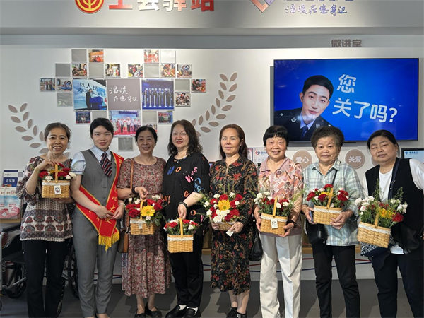 市民展示自己的插花作品。重慶電信供圖