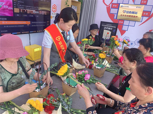 市民正在制作插花。重慶電信供圖