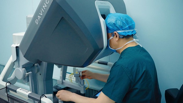 譚群友為患者實施機器人手術。重醫附屬大學城醫院供圖