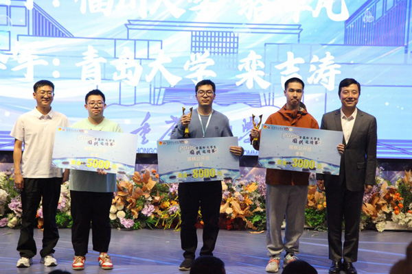 古力（右一）為公開組獲獎選手頒獎。主辦方供圖