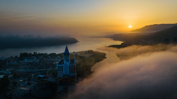 沿江小鎮出現平流霧景觀。