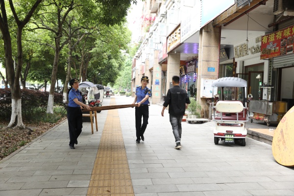 長壽區城市管理局工作人員助力賽場周邊環境提升。長壽區融媒體中心供圖