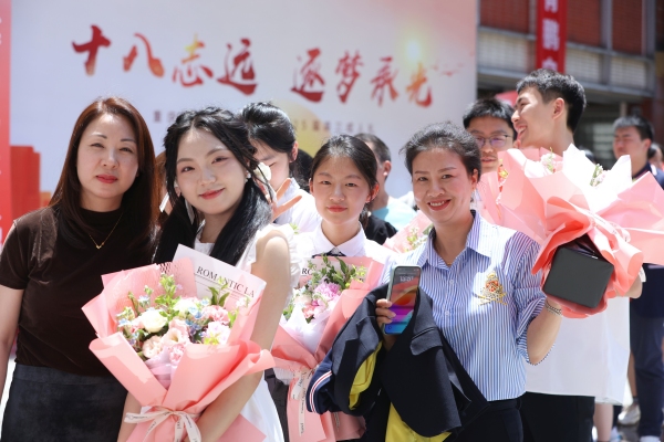 學生家長合影留念。向詩佳攝