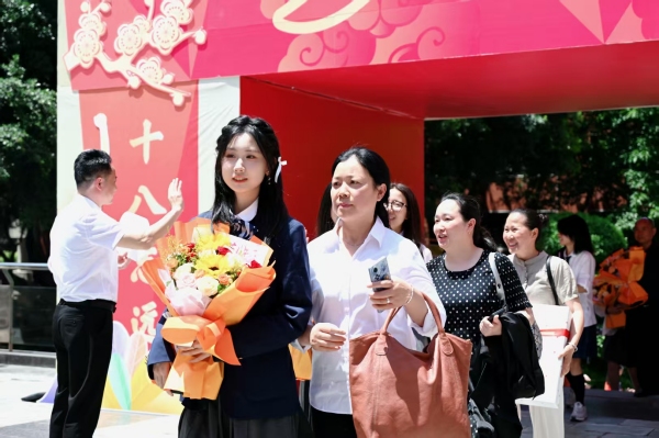 學生與家長攜手走過“成人門”。金秋橦攝