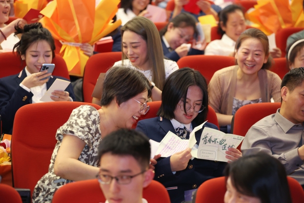 學生與家長互讀信件。向詩佳攝