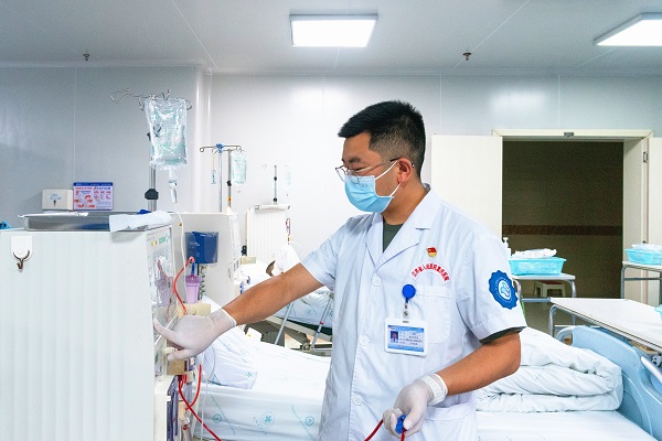 王震正在為患者進行血液透析治療。楊晨攝