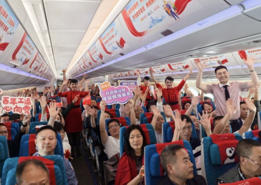 重慶501名勞模、先進職工進京“充電”學習。四川航空供圖