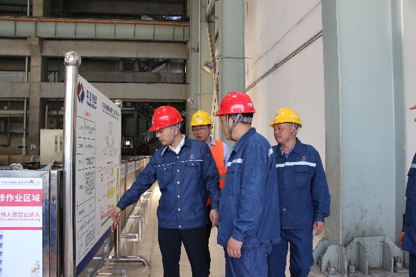 肖漢清帶領團隊輾轉工地。中國電建集團重慶工程有限公司供圖