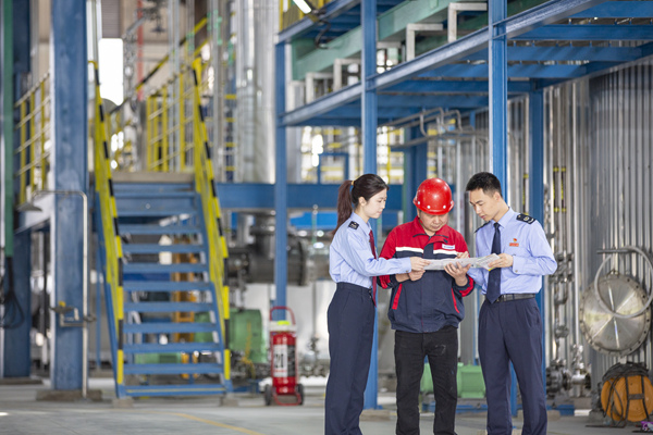 大足區稅務人員走訪重慶元和精細化工股份有限公司，了解生產經營情況，輔導企業所得稅匯算清繳政策及相關風險。蔣檸澤 攝