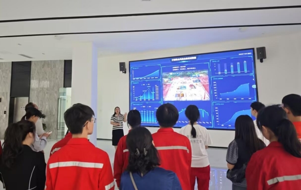 學生前往企業一線學習調研。重慶科技大學供圖