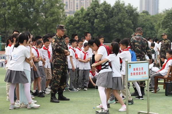 重慶獵人訓練基地教官指導學生完成海姆立克急救技能訓練重慶獵人訓練基地教官指導學生完成海姆立克急救技能訓練。主辦方供圖