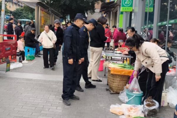 占道經營整治。冉道鑫攝