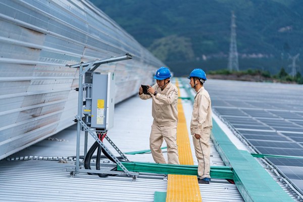 電力員工調試光伏設備。國網重慶永川供電公司供圖