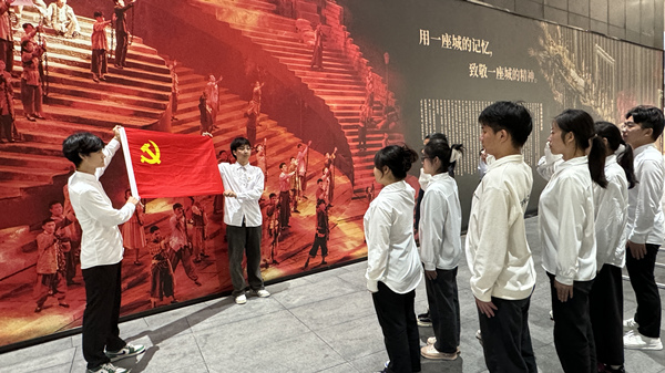 該學院“信仰領航班”在重慶1949大劇院開展沉浸式黨課。重慶理工大學供圖