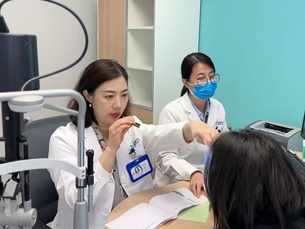 彭艷麗為患者檢查眼部情況。重慶普瑞眼科醫院供圖