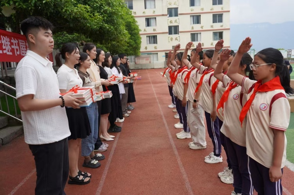 贈書儀式。甘國平攝