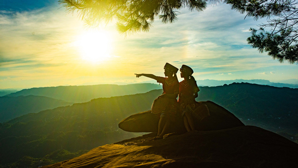 游客在綦江區郭扶鎮三塘村搖兒石拍照打卡。肖七妹 攝