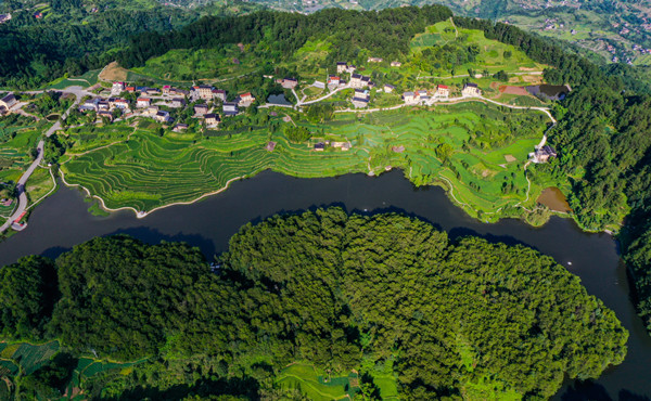 改善后的民居和同心湖相映成趣。陳星宇 攝