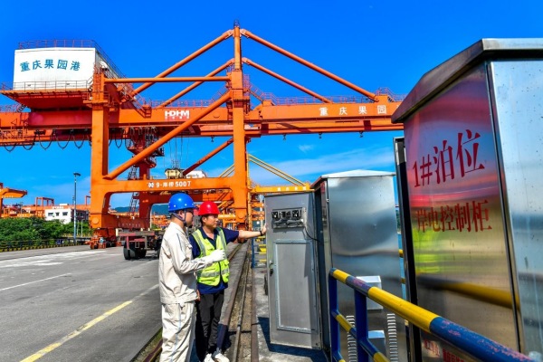 徐金走訪果園港了解企業用電情況。向江微攝