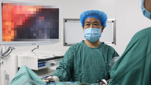 姚珂攜其團隊為患者進行手術。重慶西區醫院供圖