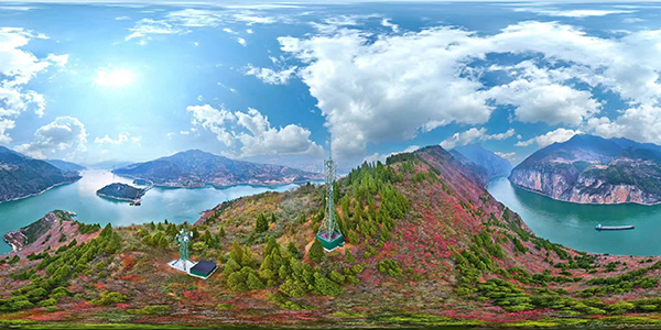 三峽夔門之巔的鐵塔通信基站，裝上熱成像監控攝像頭。重慶鐵塔供圖